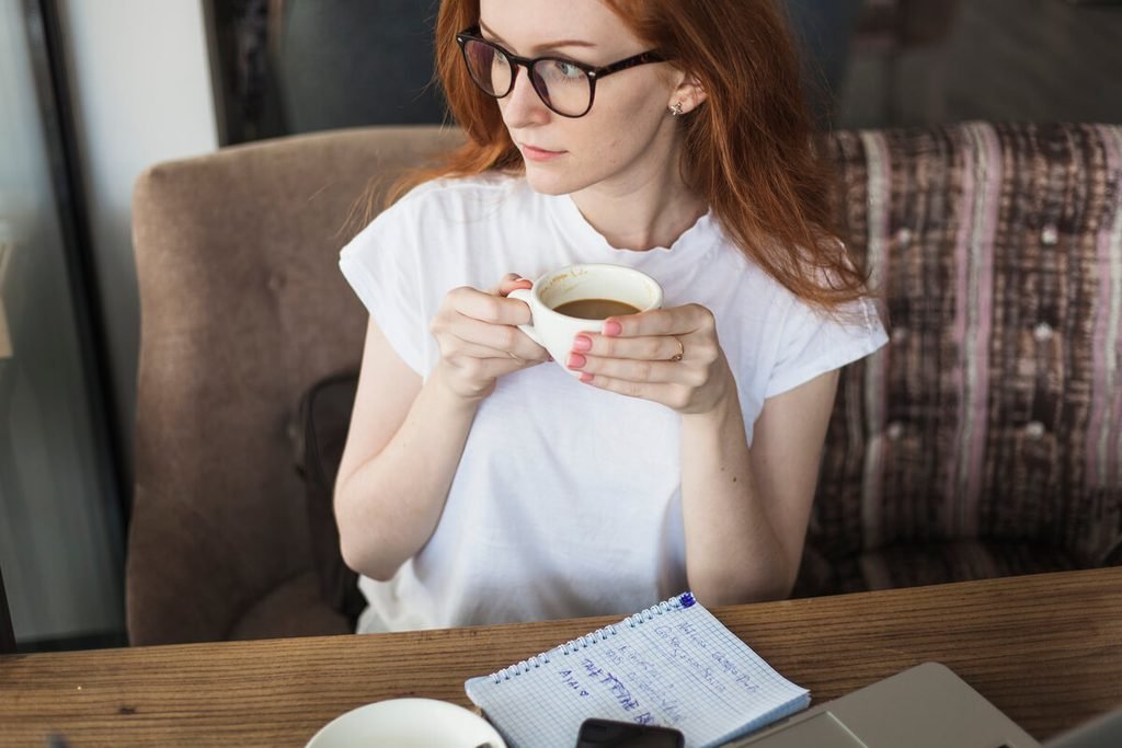Je ne me supporte plus : comprendre ce sentiment et savoir quoi faire 3 Carnet ouvert et tasse de thé pour poser ses émotions par écrit et faire baisser la pression.