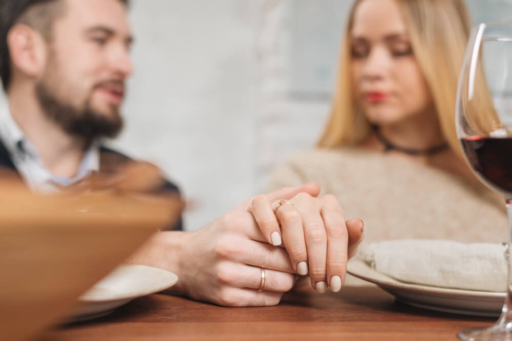 Homme portant une alliance discutant sérieusement de son ancienne relation amoureuse autour d'un café