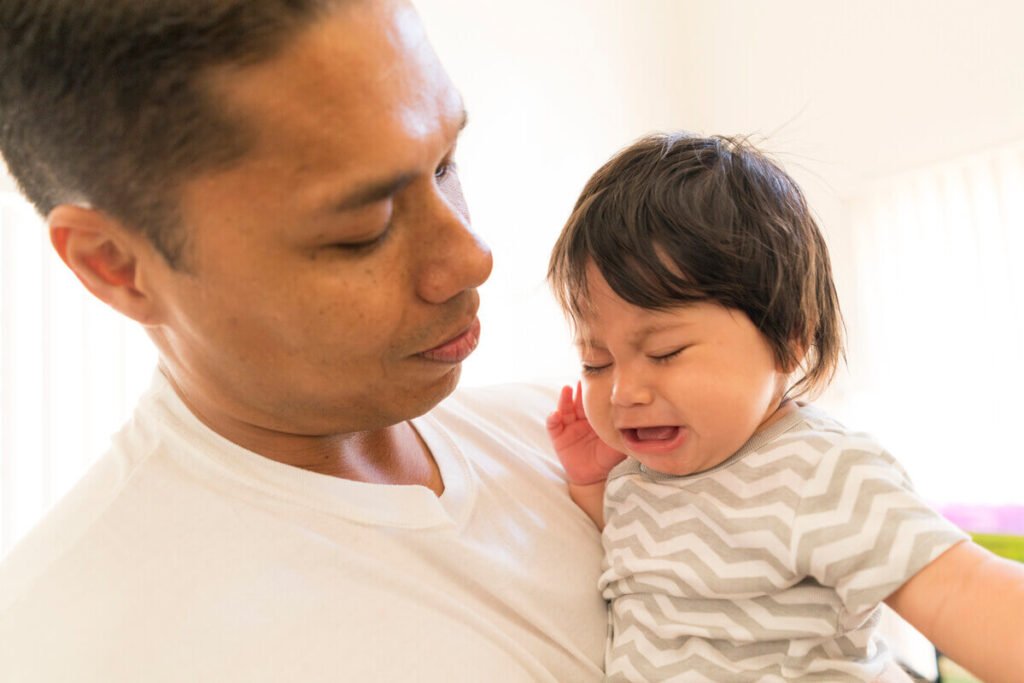 Papa qui ne supporte pas les pleurs de bébé : c'est normal, voici pourquoi et comment tenir 3