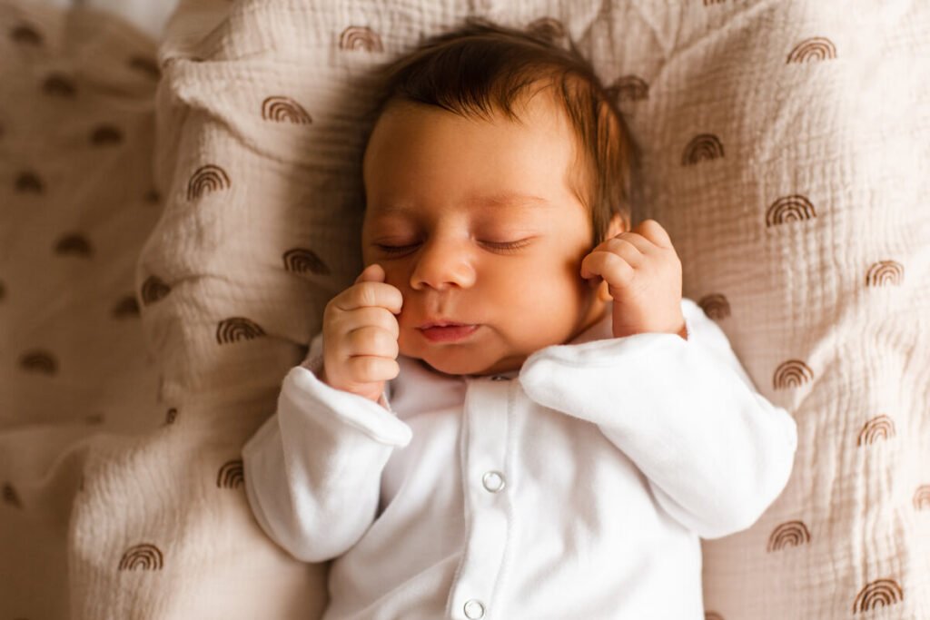 Ventre qui gratte enceinte et cheveux de bébé : mythe ou réalité ? 3 Nouveau-né endormi arborant une chevelure brune très dense à la naissance.