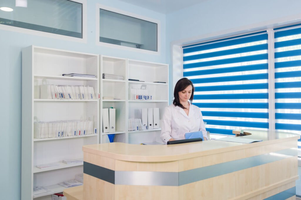 Votre praticien a dû annuler le rendez vous, que faire ? 4 Cabinet médical moderne et secrétariat de santé pour la gestion des patients.
