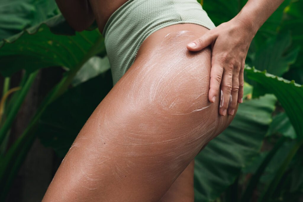 Comment traiter un bouton sur une vergeture ? 2 Application d'un soin dermatologique apaisant sur une peau distendue.