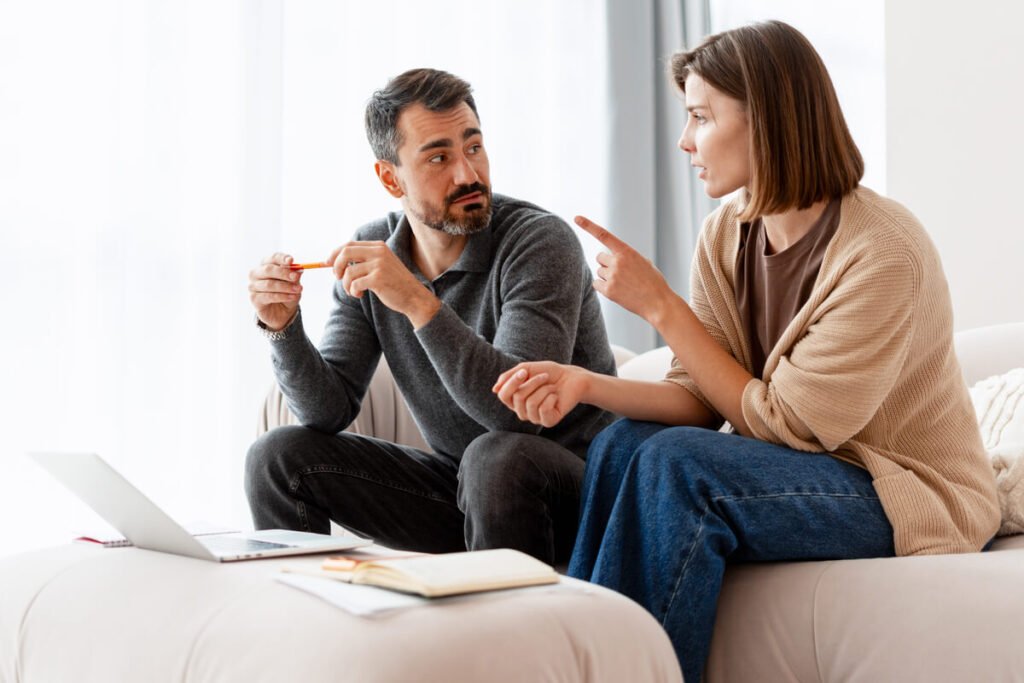 Pourquoi mon mari me ment pour des futilités et comment réagir ? 2 Couple en discussion sérieuse illustrant un manque de transparence sur des détails du quotidien.
