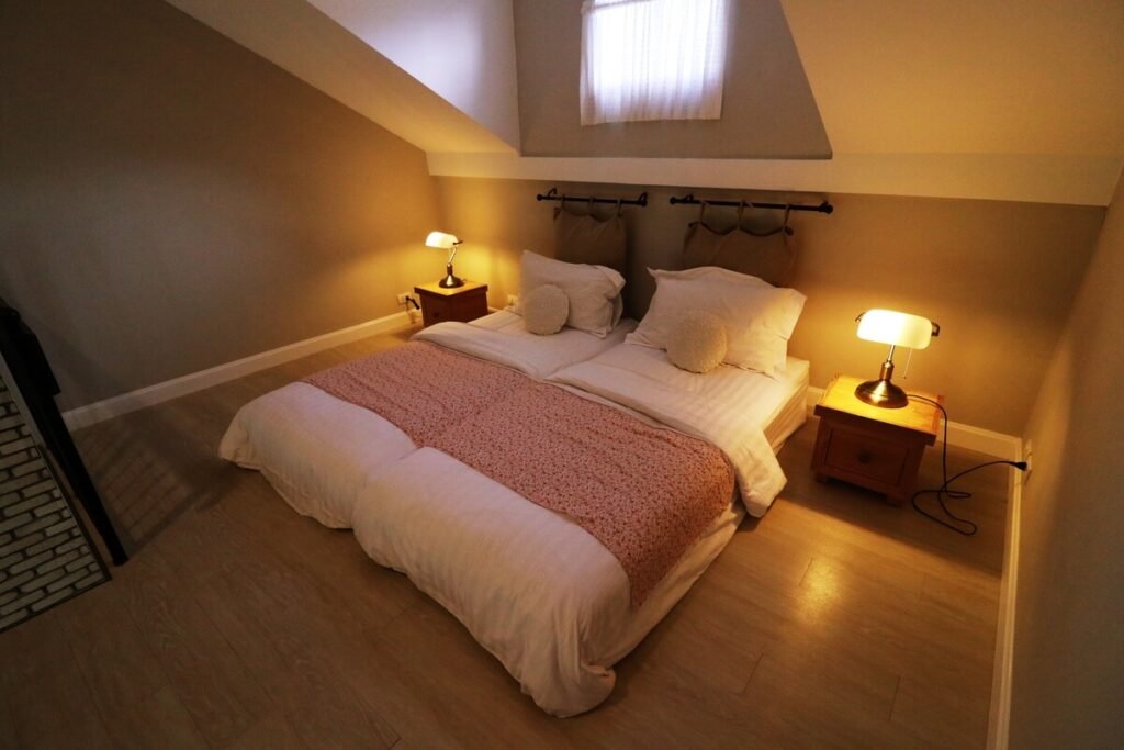 Pourquoi je ne supporte plus de dormir avec mon mari et quelles solutions ? 3 Installation de deux lits séparés dans une même chambre pour préserver l'intimité et le repos.