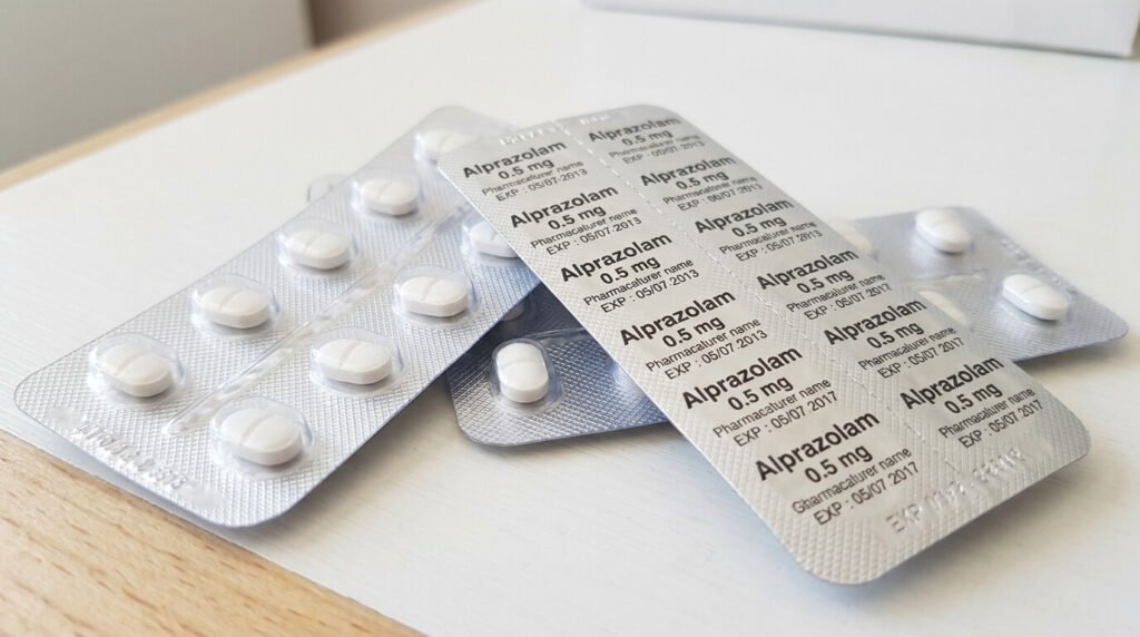Peut-on prendre de l'alprazolam périmé depuis 2 ans ? 3 Plaquettes de comprimés d'Alprazolam sous blister de protection