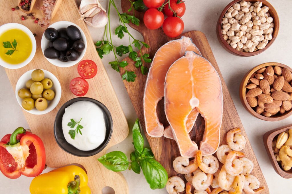 Syndrome de Gougerot-Sjögren et alimentation : les aliments pour se soulager 2 Un repas coloré et sain composé d'aliments frais, d'huile d'olive et de poissons riches en oméga-3.