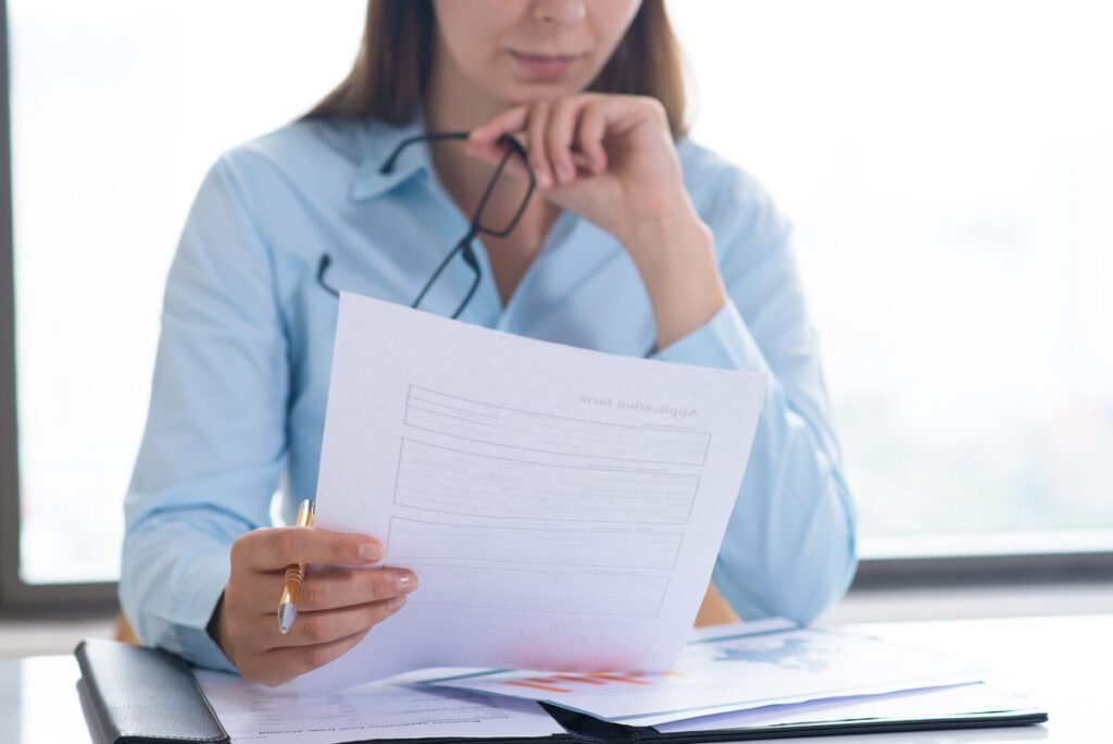 Un salarié consultant ses documents d'indemnisation après la notification de plusieurs taux d'incapacité.