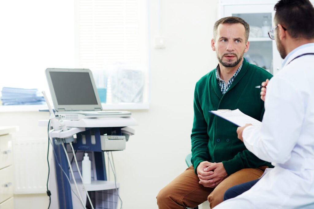 Un médecin urologue expliquant les mécanismes de l'inflammation de la prostate lors d'un rendez-vous.