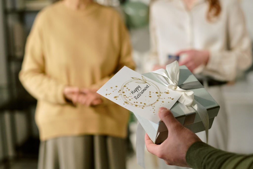 Quoi offrir à une équipe médicale pour marquer le coup ? 2 Une boîte de chocolats et une carte de remerciement posées sur la banque d'accueil d'un service hospitalier.