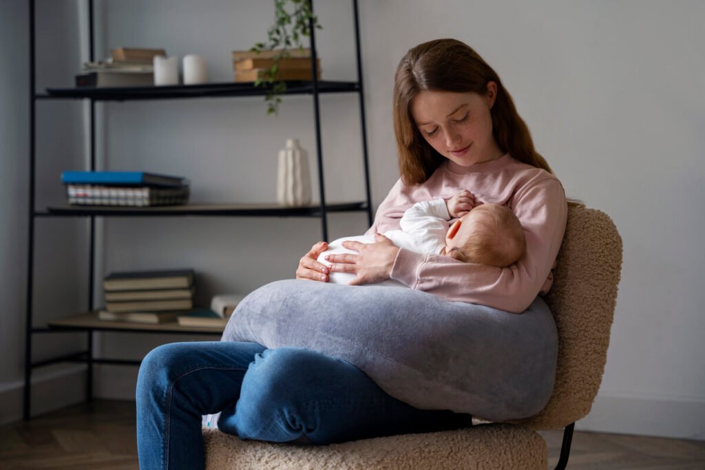 Baisse de lactation à 3 mois : causes et solutions pour relancer 2 Une maman installée confortablement dans un fauteuil qui allaite son bébé de 3 mois au calme.