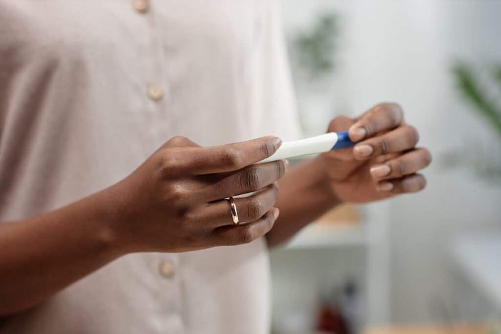 J'ai su que j'étais enceinte tout de suite, l'expliquer biologiquement 3 Un test de grossesse urinaire digital affichant un résultat positif précoce.