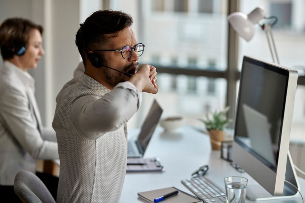 Peut-on travailler avec la maladie de Whipple ? 2 Une personne en poste de travail de bureau bénéficiant d'un aménagement ergonomique pour gérer sa fatigue.