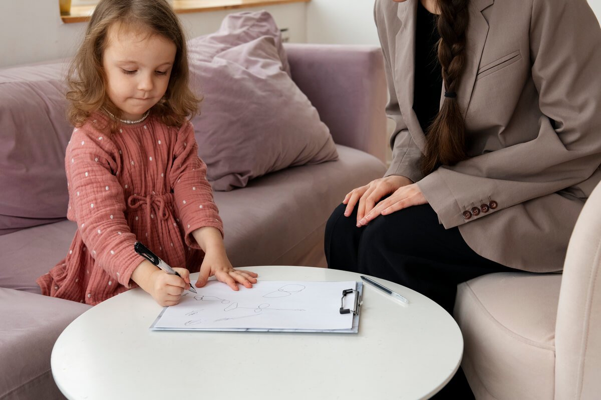 Consultation d'un dossier de protection de l'enfance dans le bureau du juge des enfants.