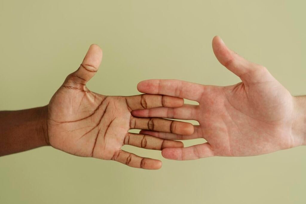 Pli palmaire unique : que signifie cette ligne transversale de la main ? 2 Gros plan sur la paume d'une main présentant une seule ligne transversale continue au lieu des deux plis habituels.