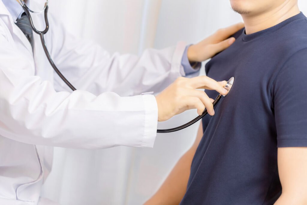 Sub-OAP en terme médical : définition, urgence et prise en charge de la crise 2 Un médecin urgentiste auscultant les poumons d'un patient à l'aide d'un stéthoscope.