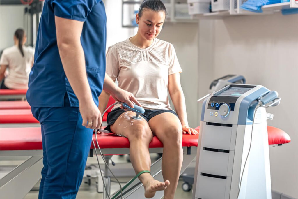 Un médecin réalisant un examen échographie doppler sur la jambe d'un patient pour chercher un caillot.