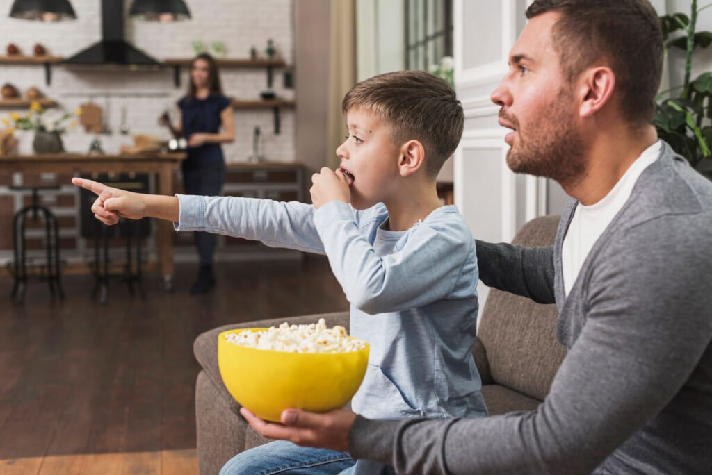Un petit garçon parlant avec insistance à son père dans le salon.