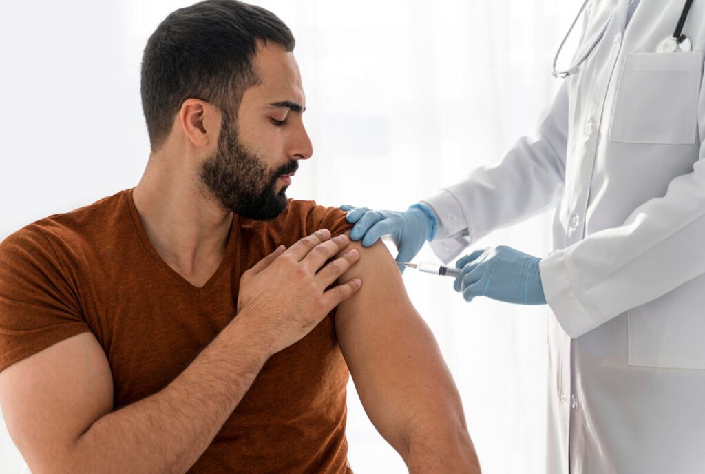 Infiltration à l'épaule et arrêt de travail : quelles sont les règles ? 2 Un médecin spécialiste réalisant une injection de corticoïdes dans l'articulation de l'épaule d'un patient.