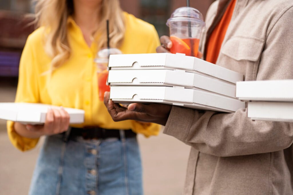 Manger une pizza périmée depuis 5 jours : quels sont les risques ? 2 Une boîte de pizza industrielle entamée restée stockée dans les clayettes d'un réfrigérateur.