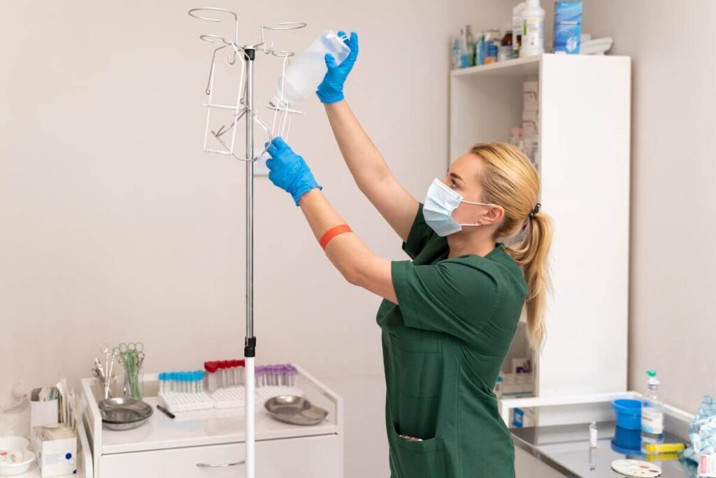 Une poche de recueil d'urine stérile reliée à une tubulure médicale propre.