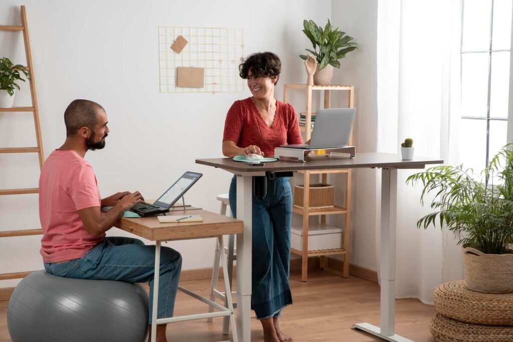 Infiltration à l'épaule et arrêt de travail : quelles sont les règles ? 3 Un employé de bureau installé de manière ergonomique pour ménager son articulation après un soin médical.
