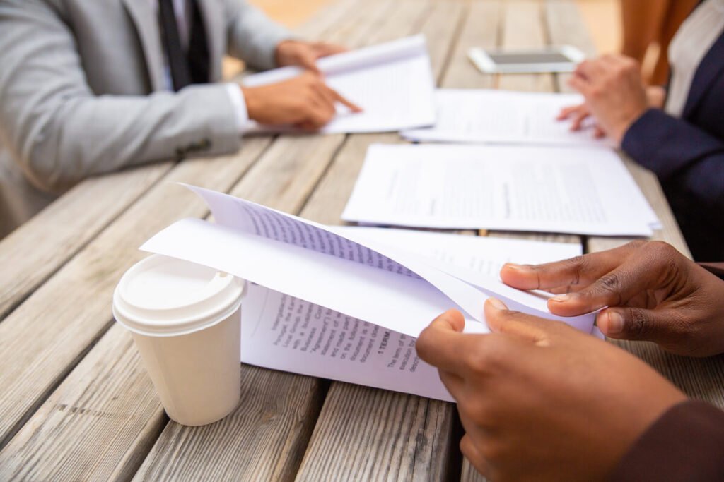Une commission professionnelle réunie autour d'une table pour analyser un dossier juridique.