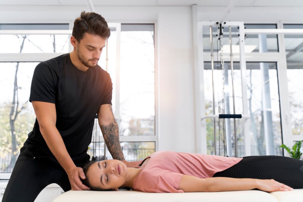 Un masseur-kinésithérapeute accompagnant un patient lors d'un exercice de rééducation.