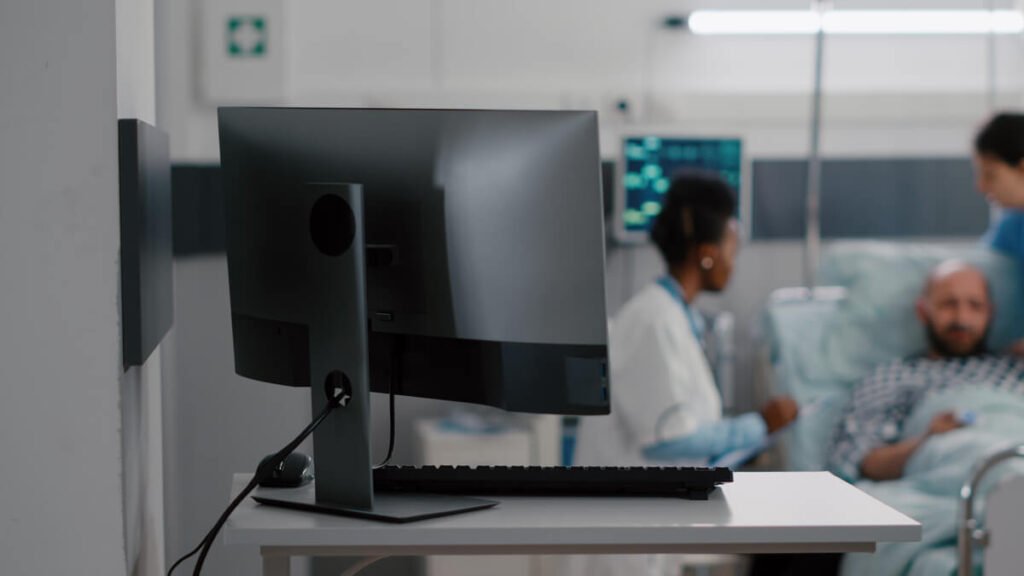 Écran d'ordinateur affichant un compte-rendu de scanner sur un portail patient sécurisé.