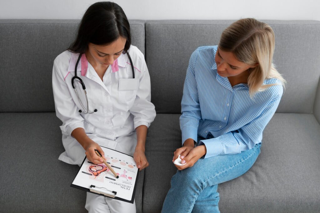 SAWIS Gé danger : ce qu'il faut vraiment savoir 3 Patiente échangeant avec sa gynécologue sur les effets secondaires d'un traitement hormonal.