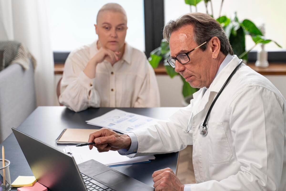Médecin conseil examinant le dossier de consolidation d'un salarié victime d'une maladie professionnelle.