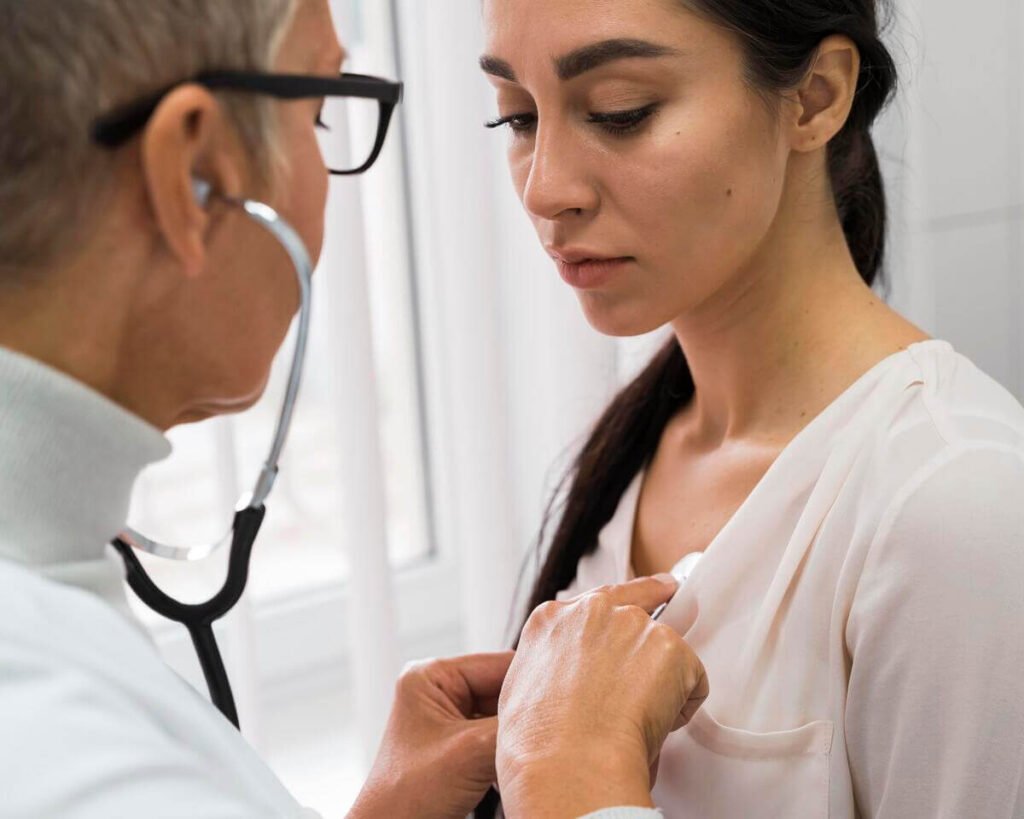 Médecin pneumologue expliquant l'exploration d'un ganglion thoracique à un patient.