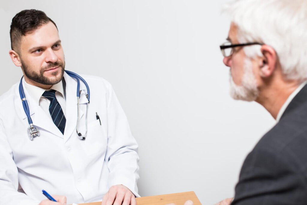 Témoignage d'opération des hémorroïdes : convalescence, douleur et résultats 2 Patient en consultation avec un chirurgien proctologue avant une intervention des hémorroïdes.