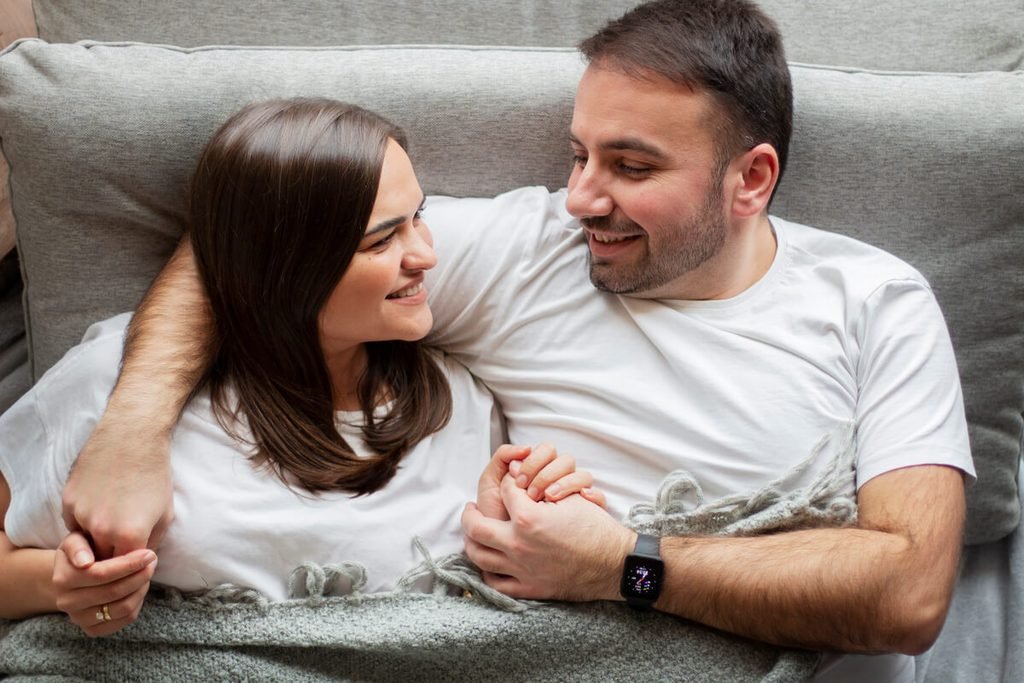 Couple partageant un moment de complicité et d'intimité sereine pendant un traitement de fertilité.