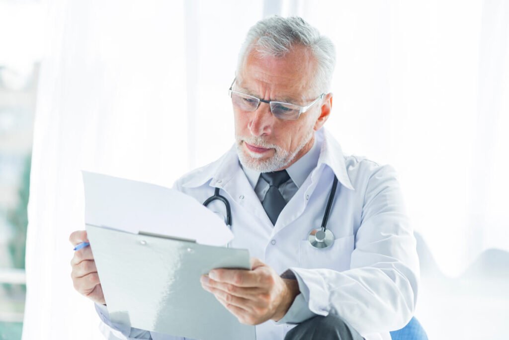 Médecin généraliste complétant un dossier d'Afection de Longue Durée pour un parcours de PMA.