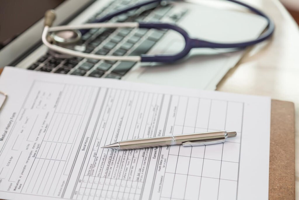 Facture de frais d'hospitalisation et titre de perception examinés lors du règlement d'une succession.