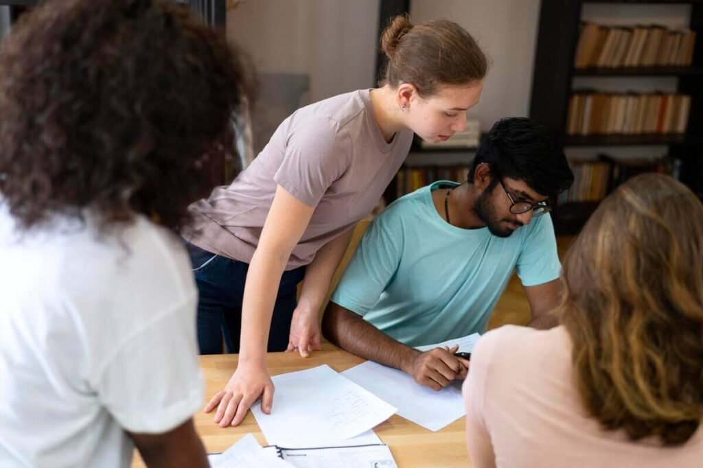 Métier de TISF : avantages, inconvénients et réalité du terrain 4 Des étudiants en travail social durant une séance de formation de TISF.