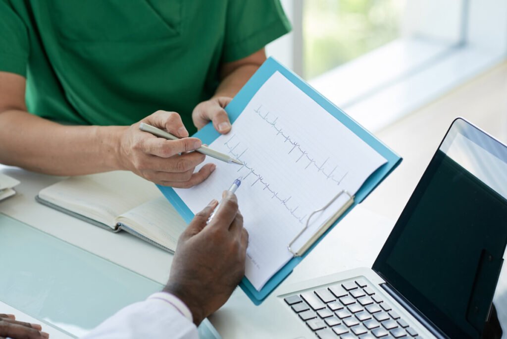 Enregistrement du rythme cardiaque fœtal et des contractions utérines sur un monitoring hospitalier.