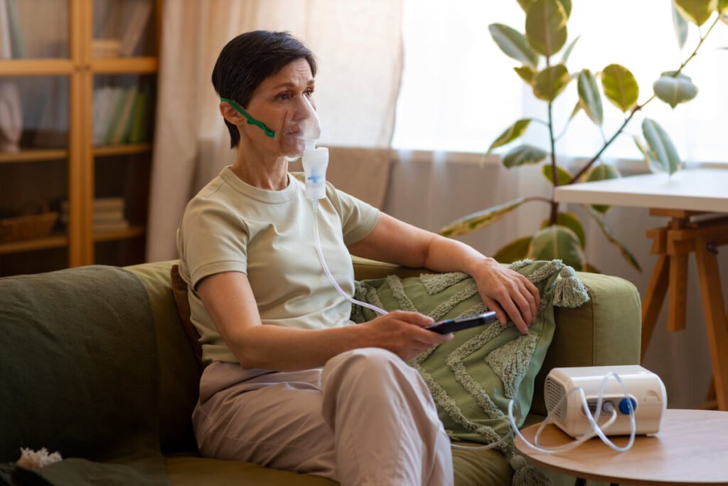 Aide EDF pour appareil respiratoire : ce qui existe vraiment 2 Patient utilisant un respirateur artificiel à domicile alimenté sur le réseau électrique.