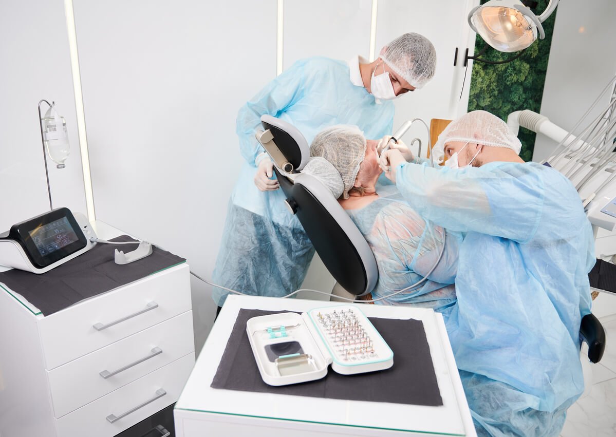 Chirurgienne-dentiste préparant la pose d'une couronne céramo-métallique identifiée sous le code HBLD634.