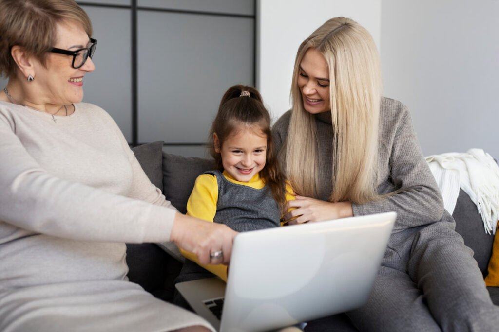 Métier de TISF : avantages, inconvénients et réalité du terrain 2 Une Technicienne de l'Intervention Sociale et Familiale accompagnant un enfant et sa mère à domicile.