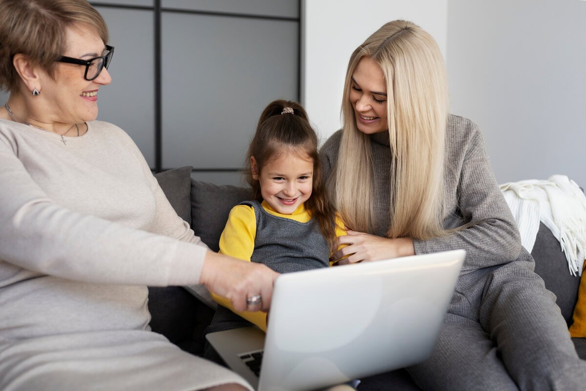 Une Technicienne de l'Intervention Sociale et Familiale accompagnant un enfant et sa mère à domicile.