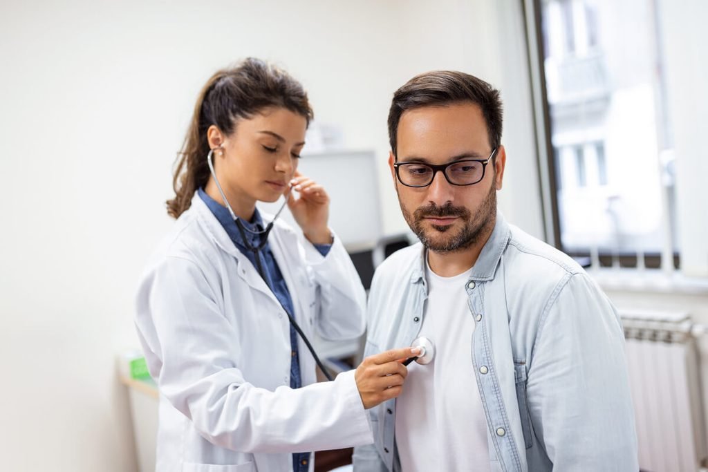 Patient réalisant un test de souffle par spirométrie chez le pneumologue pour contrôler ses bronches.