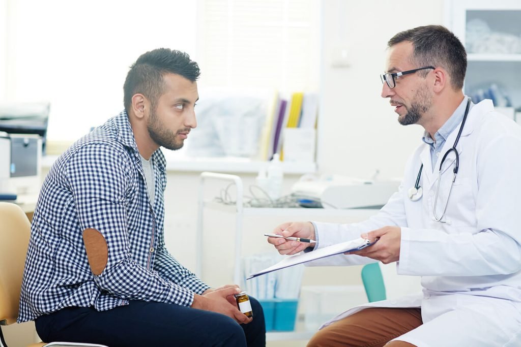 Entretien médical chez un urologue pour faire le point sur la santé testiculaire.