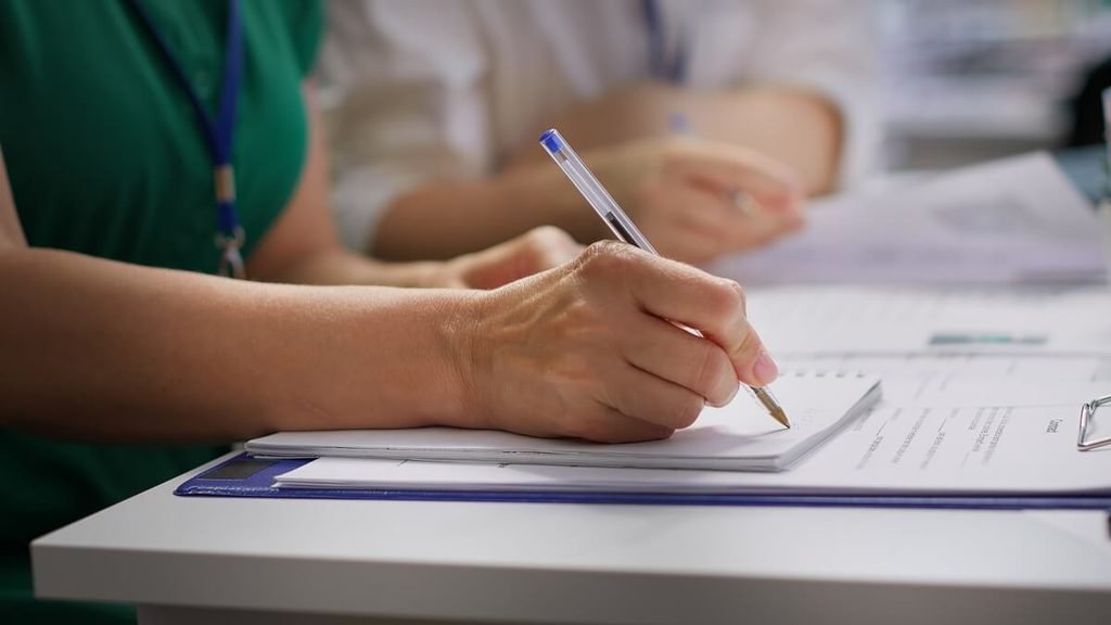 Être payé pendant ses études d'infirmière : est-ce possible ? 3 Signature d'un contrat d'allocation d'études entre un centre hospitalier et un élève infirmier.