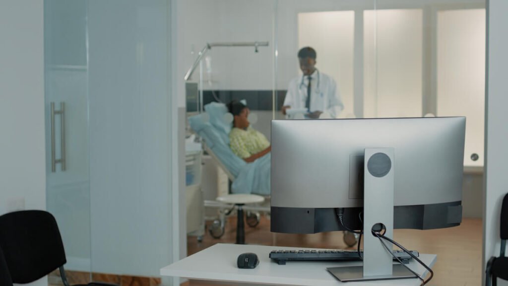 Combien de temps entre deux anesthésies générales 1 Écran de surveillance multiparamétrique des fonctions vitales dans une salle d'anesthésie moderne.