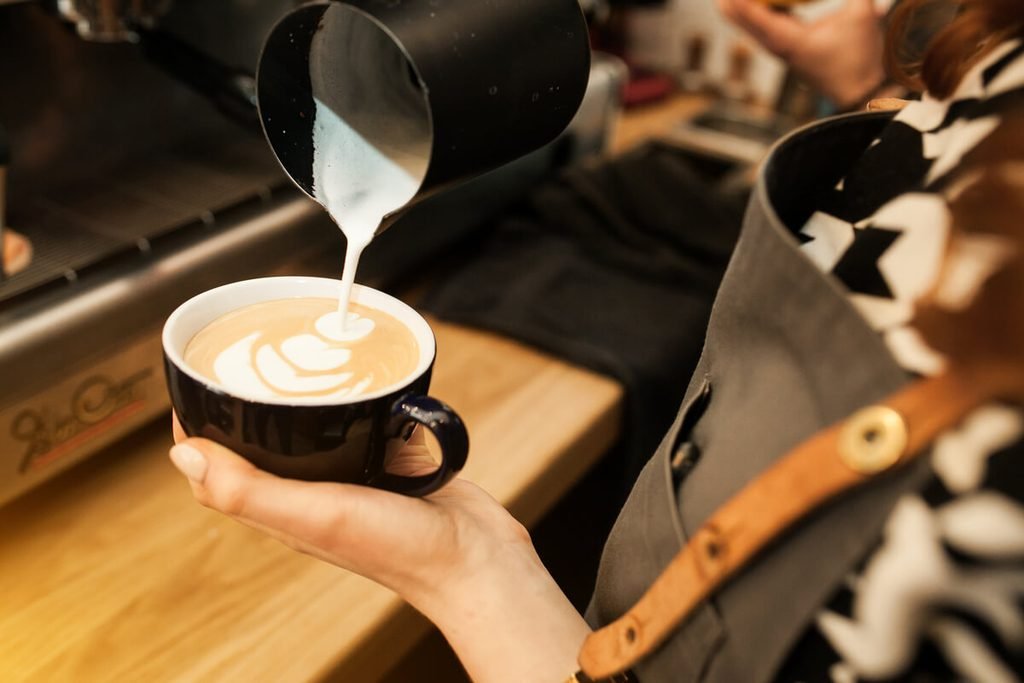 Machine à café Delonghi : comment choisir le modèle adapté à vos besoins 3 Préparation automatique d'une mousse de lait onctueuse pour cappuccino sur une cafetière De'Longhi.