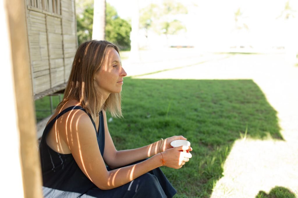 Maman épuisée, je pète un câble : ce n'est pas ta faute 3 Femme prenant un moment pour respirer au calme à l'extérieur pour relâcher la charge mentale.