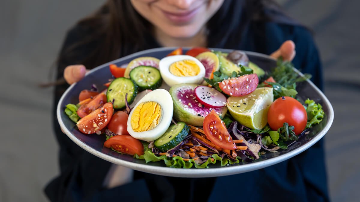 Assiette complète et équilibrée composée de protéines, féculents et légumes pour un repas unique du soir.