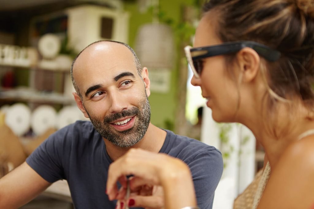Comment un Asperger montre qu'il est amoureux : signaux et langage affectif atypique 3 Moment complice et conversation sincère au sein d'un couple mixte neuroatypique et neurotypique.