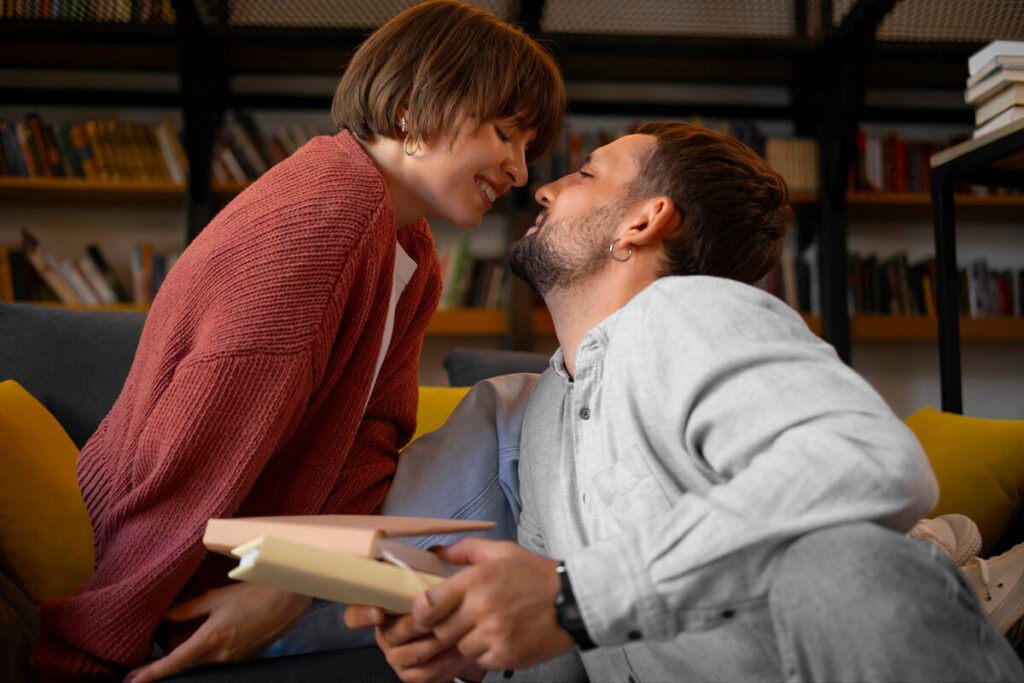 Comment un Asperger montre qu'il est amoureux : signaux et langage affectif atypique 2 Homme Asperger partageant avec enthousiasme ses passions et livres avec sa compagne.